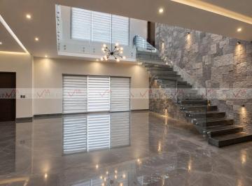 Casa · 520m² · 3 Recámaras · 3 Estacionamientos · Casa en Venta en Lagos del Vergel