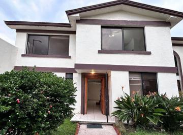 Casa de 3 habitaciones, Corregidora · Casa de 256 m² con 3 Recámaras en Venta en Pueblo Nuevo