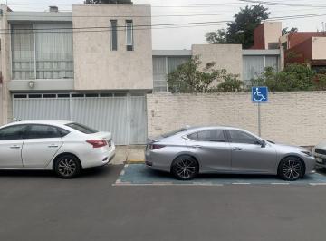 Casa · 353m² · 4 Recámaras · 2 Estacionamientos · Casa en Venta en Las Águilas