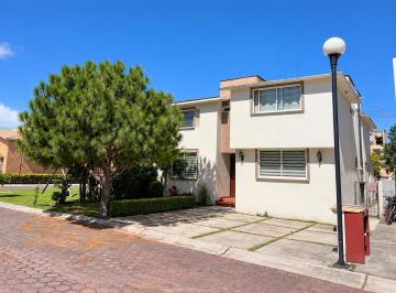 Casa · 292m² · 5 Recámaras · 2 Estacionamientos · Casa en Venta en Metepec, Santiaguito