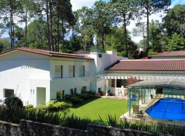 Casa · 1m² · 5 Recámaras · 6 Estacionamientos · Residencia de Lujo en Avándaro, Alberca, Jardín, Cancha de Padel Mini