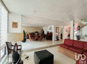 Casa · 239m² · 4 Recámaras · 3 Estacionamientos · Casa en Venta en Campestre Churubusco