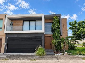 4b3a56684a05577350565b81cd5329d01183e4b2fd3b2f53693ba75ba9d5189f · Casa en Venta en Veracruz en Esquina con Alberca Fracc. Las Palmas