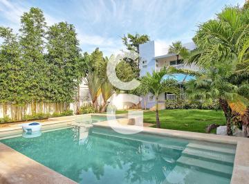Casa · 480m² · 4 Recámaras · 6 Estacionamientos · Casa en Venta en Cancún en Residencial Lagos del Sol con Amplio Jardín y Alberca