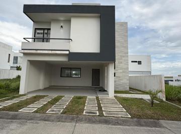 Casa · 200m² · 3 Recámaras · 2 Estacionamientos · En Venta Casa en Punta Tiburón con 3 Recámaras, Estancia de Tv y Cuarto de Servicio