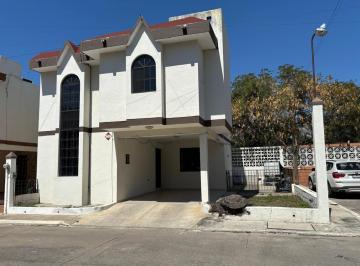 Casa · 3 Recámaras · 2 Estacionamientos · Casa en Col. Arenal