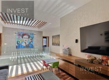 Casa · 920m² · 4 Recámaras · 6 Estacionamientos · Casa en La Vista, Boque Real