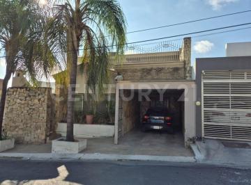 Casa · 378m² · 4 Recámaras · 1 Estacionamiento · Casa en Venta en Col. Cumbres 2 Sector en Monterrey