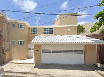 Casa de 4 habitaciones, Boca del Río · Casa de 302 m² con 4 Recámaras en Venta en Jardines de Mocambo