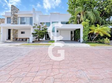 Casa · 230m² · 3 Recámaras · 2 Estacionamientos · Casa en Venta en Cancún en Residencial Cumbres con 3 Recámaras