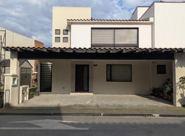 Casa · 198m² · 3 Recámaras · 3 Estacionamientos · Venta de Casa en Club Residencial Los Castaños, Metepec