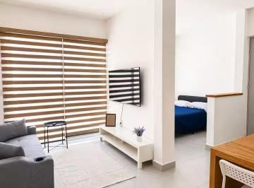 L1: vista general de sala y área de descanso · Loft Amueblado L1 de 50 m² en Pueblo Nuevo, Servicios Incluidos