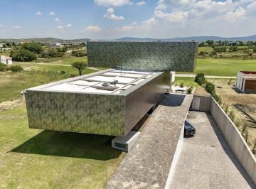 Casa en condominio · 720m² · 3 Recámaras · 8 Estacionamientos · Casa Minimalista en Venta, El Campanario
