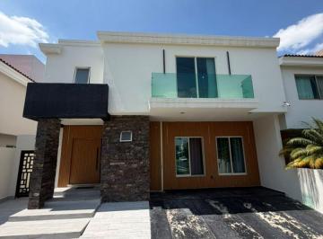 Casa en condominio de 3 habitaciones, Zapopan · Casa en Venta en Jardín Real, Dentro de Condominio Privado