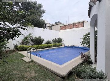 Casa · 300m² · 2 Estacionamientos · Casa Residencial con Alberca en Venta