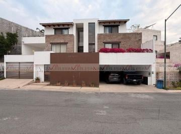 Casa · 420m² · 3 Recámaras · 3 Estacionamientos · Casa en Venta en La Toscana