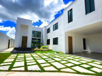 Casa · 686m² · 5 Recámaras · 6 Estacionamientos · Casa en Venta en Mérida, Temozón Norte, Residencia de Lujo, 5 Recámaras