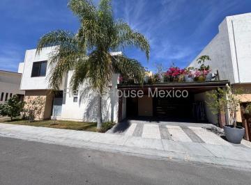 Casa de 3 habitaciones, Corregidora · Casa en Venta con Habitacion Planta Baja, Jardin Terraza, Puerta Real Corregidora