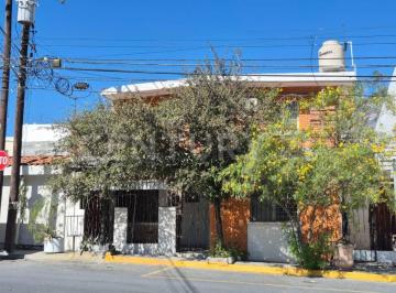 Casa · 241m² · 5 Recámaras · Amplia Casa en Venta en Industrias del Poniente, Santa Catarina