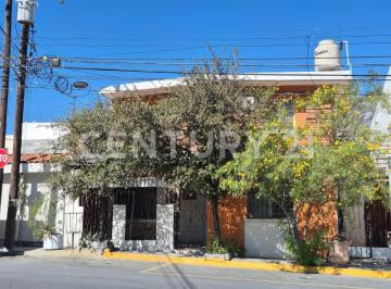 Casa · 241m² · 5 Recámaras · Amplia Casa en Venta en Industrias del Poniente, Santa Catarina