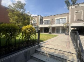 Casa · 700m² · 3 Recámaras · 5 Estacionamientos · Casa en Renta en Cerrada