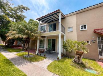 Casa de 3 habitaciones, Emiliano Zapata · Casa en Venta con Alberca y Jardín en La Campiña, Tetecalita