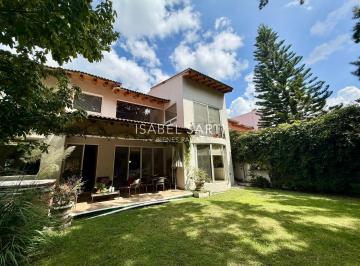 Casa · 478m² · 4 Recámaras · 2 Estacionamientos · Casa en Venta en Jurica