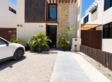1 · Venta de Casa en Chicxulub Puerto, Yucatán - Oportunidad Única en Zona Residencial