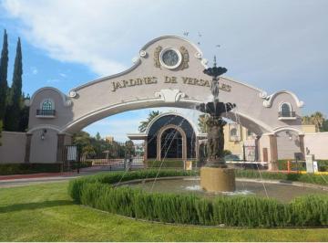 Terreno / Lote , Saltillo · Bonito y Amplio Terreno en Fracc. Jardines de Versalles, Frente Al Area Verde