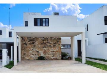Casa · 240m² · 3 Recámaras · 2 Estacionamientos · Excelente Casa con Vigilancia en Aleza Residencial