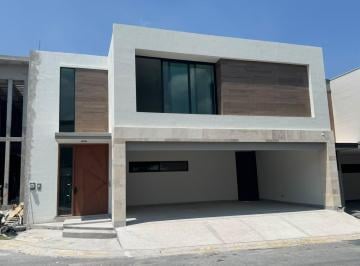 Casa · 310m² · 4 Recámaras · 3 Estacionamientos · Casa en Venta en Fraccionamiento Los Nogales, Santiago