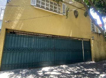 Casa · 369m² · 4 Recámaras · 3 Estacionamientos · Casa en Venta en Cerrada con Pluma