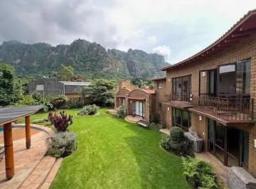 Casa · 592m² · 5 Recámaras · 3 Estacionamientos · Casa con Arquitectura Orgánica y Vista Panorámica Al Tepozteco