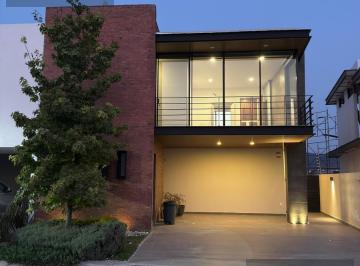 Casa · 304m² · 3 Recámaras · 2 Estacionamientos · Casa Venta en Lomas del Molino