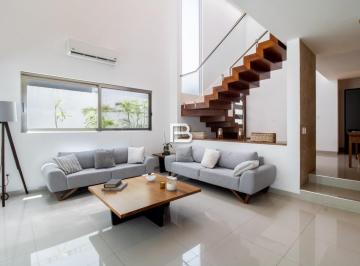 Casa · 367m² · 4 Recámaras · 1 Estacionamiento · Casa en Residencial Cumbres