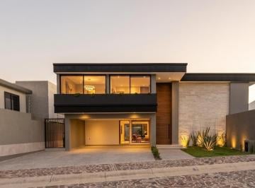 Casa · 420m² · 4 Recámaras · 2 Estacionamientos · Renta de Casa Nueva de 4 Recamaras en La Campiña del Bosque
