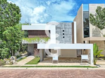 Casa · 343m² · 4 Recámaras · 3 Estacionamientos · Casa en Venta en Cancún en Residencial Vía Cumbres con 3 Recámaras