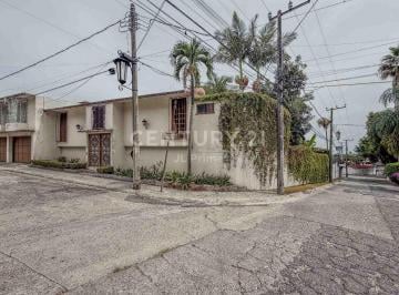 Casa de 6 habitaciones, Cuernavaca · Casa en Esquina con 668 m² de Terreno en Los Faroles