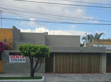 Casa · 224m² · 4 Recámaras · 2 Estacionamientos · Amplia Casa de Una Planta con Jardín | Residencial Victoria, Zapopan