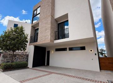 4a1c3b57f6e93d17131193659694db74c9aeebdd3dd657e97b2c4f6777fd7d94 · Casa en Venta