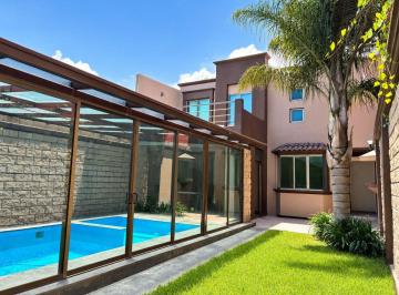 Casa de 4 habitaciones, Toluca · Se Vende Casa con Alberca, Zona Aeropuerto.