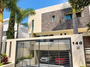Casa · 345m² · 3 Recámaras · 4 Estacionamientos · Casa en Fraccionamiento Jardín Real