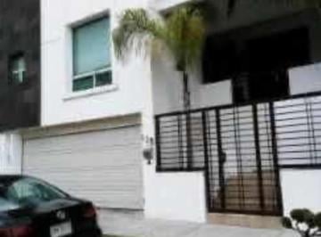 Casa · 218m² · 4 Recámaras · 2 Estacionamientos · Casa en Venta en Bosques de Las Cumbres Monterrey Nuevo León