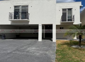 Casa · 440m² · 4 Recámaras · 4 Estacionamientos · Casa en Venta en Yerbaniz
