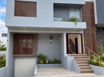 Casa de 4 habitaciones, Pachuca · Casa en Venta de 3 Niveles con Roof Garden en Fraccionamiento La Cartuja, Pachuca