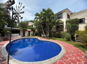 Casa · 360m² · 4 Recámaras · 3 Estacionamientos · Casa en Vente en Cuernava con Alberca y Jardín Privados en Delicias