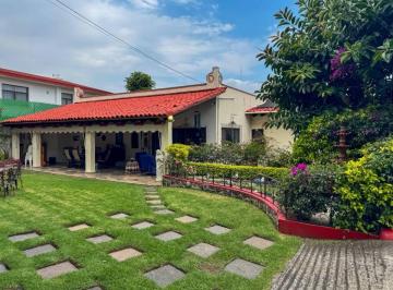 Casa de 6 habitaciones, Cuernavaca · Casa con 1,083 m², Alberca y Dos Bungalows en Loma de Atzingo