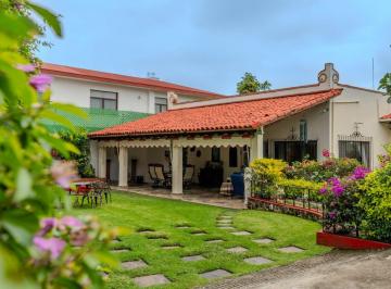 Casa de 6 habitaciones, Cuernavaca · Casa con 1,083 m², Alberca y Dos Bungalows en Loma de Atzingo