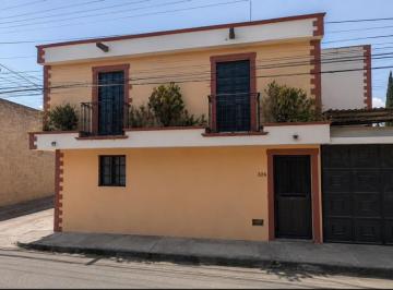 Casa de 4 habitaciones, Querétaro · Bonita Casa Inmejorable Ubicacion en Esquina con Dos Frentes