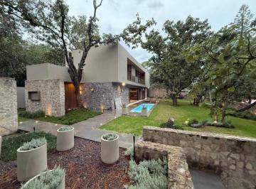 Casa · 450m² · 3 Recámaras · 5 Estacionamientos · Casa - Fraccionamiento Pinar de La Venta